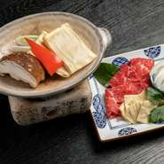 国産大豆を使い、一から丁寧に仕込んだ京ゆばをさまざまなスタイルで楽しめるお店。季節の食材たちもまた、彩りや味わいでゆばの存在を引き立てます。地酒などのお酒も、ゆばの味わいに合わせて選び抜いています。