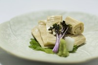 正統派の食し方。納得の味わい『生ゆばお刺身』