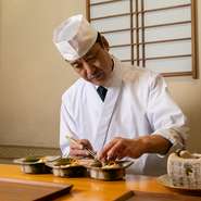 ゆばの魅力を存分に体感するためには、ただ食すだけでなく、そのタイミングも大切な要素。料理を提供するタイミングも一人一人の食べ進めるペースから、最適な“間”を見極めています。