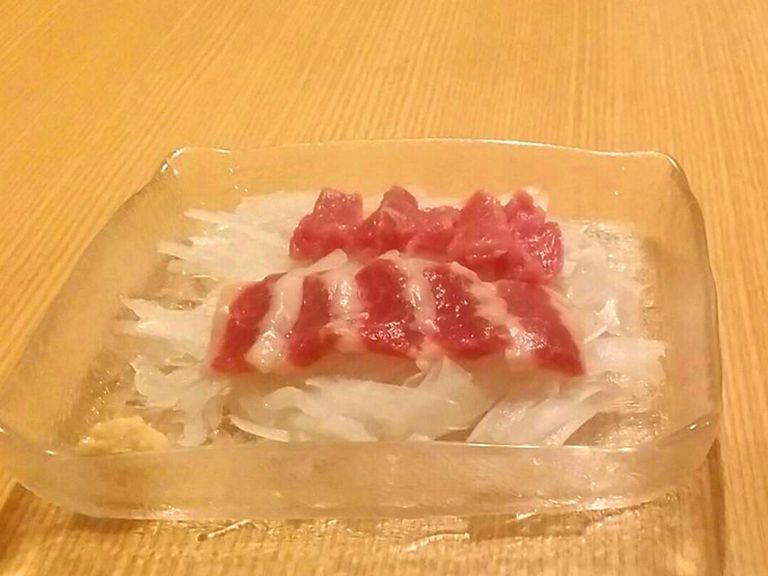 スグに摘まむことができ、お酒にも合わせやすい『馬刺し』