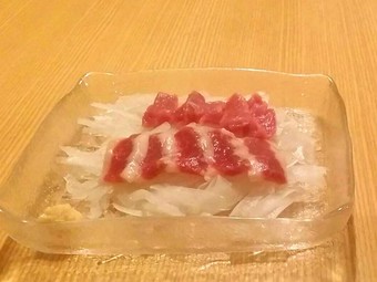 スグに摘まむことができ、お酒にも合わせやすい『馬刺し』