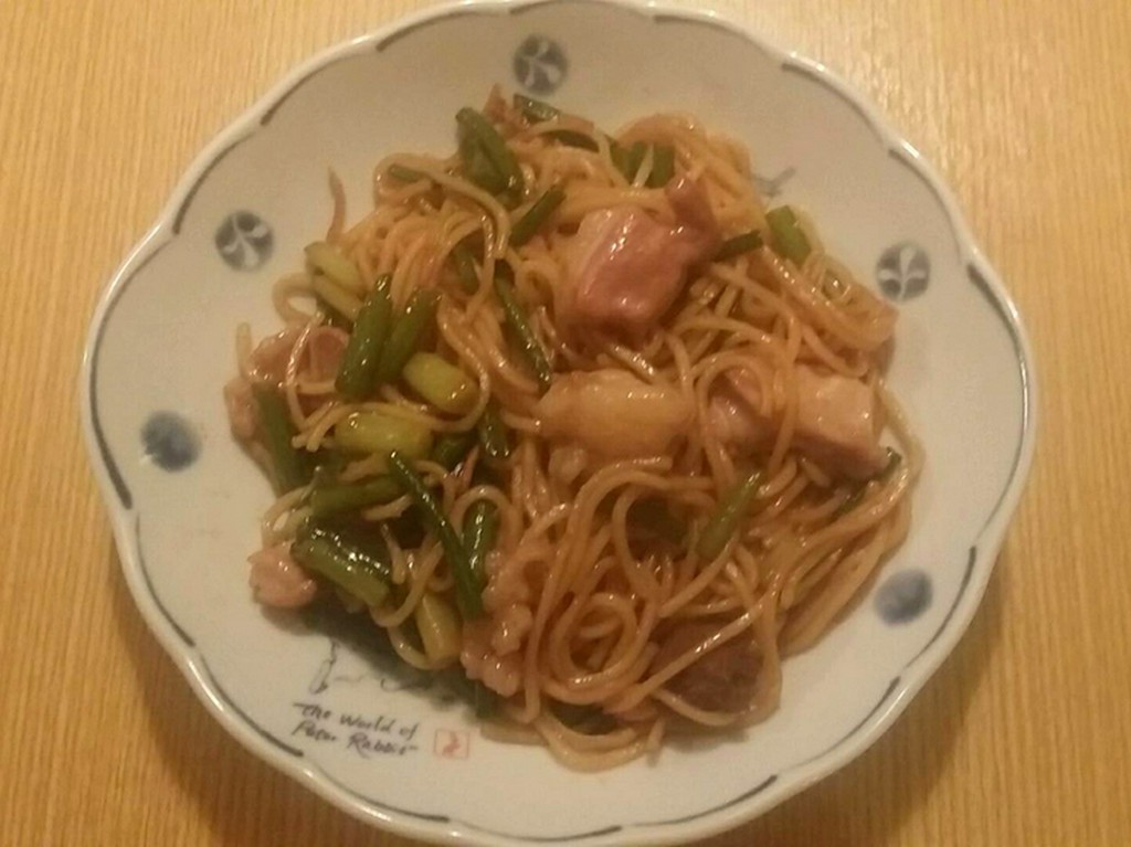 食材の鮮度や品質などを確認しながら仕入れていく