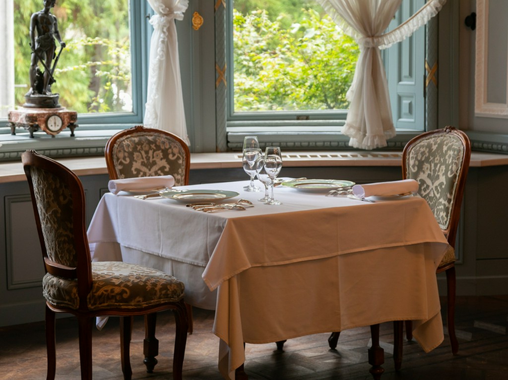 記念日ランチは、南の窓から心地よい日差しが入る特等席で