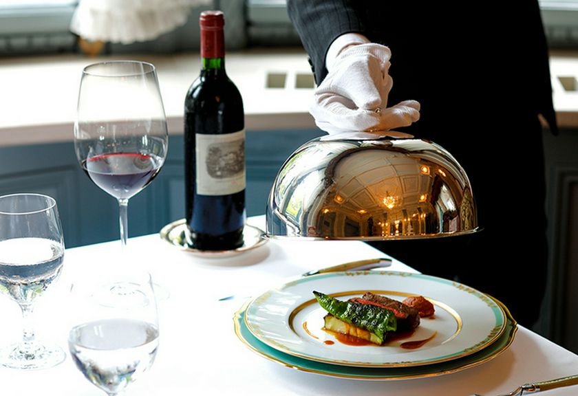 二名のJSA認定ソムリエが、約100種類のワインリストを作成