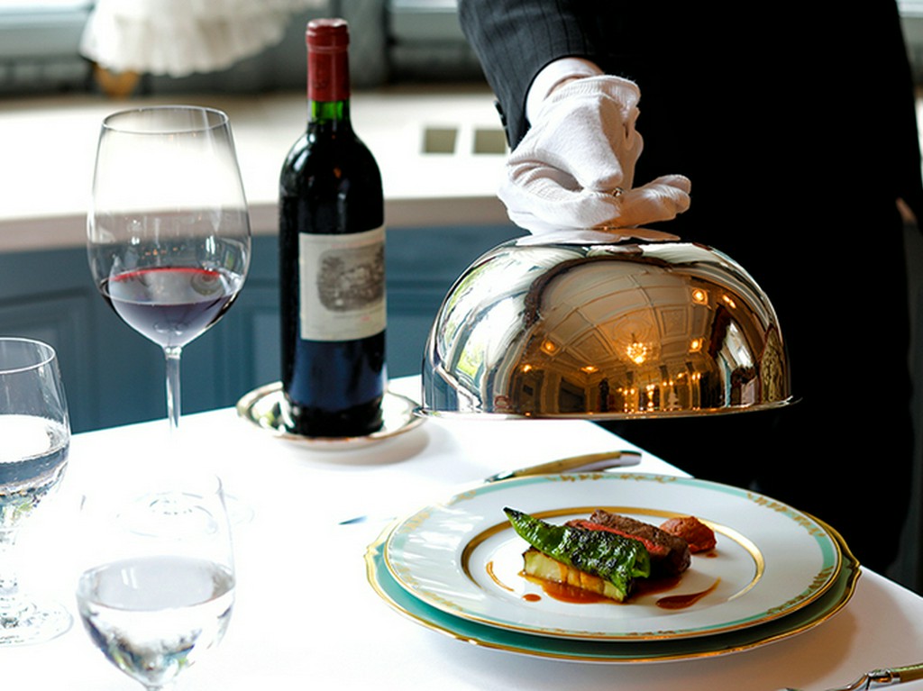 二名のJSA認定ソムリエが、約100種類のワインリストを作成