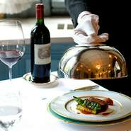 二名のJSA認定ソムリエが作成しているワインリストの数は、フランスワインが中心で約100種類。ワインペアリングもあり、バリエーションの中にオレンジワインや貴腐ワインを入れることもあります。