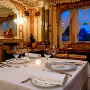 大切な人との記念日やビジネスシーンでの接待・会食は、明治時代から変わらない重厚で気品ある部屋がオススメです。最適な距離感を演出したテーブル席で、旬の“素材”を贅沢に満喫。