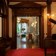 明治の洋館「長楽館」は、国内外から多くの来賓をもてなすために建てられ、ロココ調・アールヌーボーなどさまざまな建築様式で織り成された空間です。往時より残る、悠久のロマンを感じてみてはいかが。