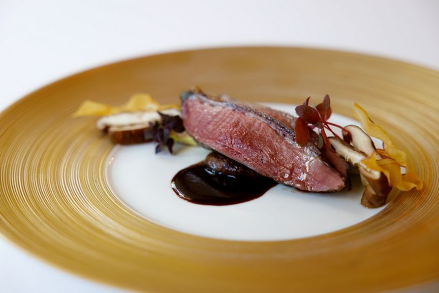 京都亀岡の『七谷鴨(ななたにかも)』を使用したスペシャリテのメインディッシュ