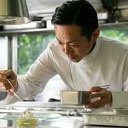 「料理を創るとは、食べ手の思いを汲んで一品一品心を込めて作り上げるということ」と語るシェフの橋本氏。食後にはシェフ自ら直接テーブルへ出向き、料理の感想を聞き、御礼を伝えています。