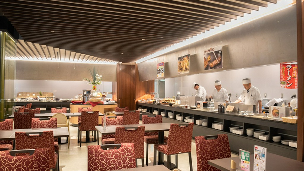 落ち着いた店内で、四季を感じる贅沢な会食タイム