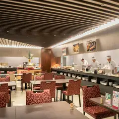 落ち着いた店内で、四季を感じる贅沢な会食タイム