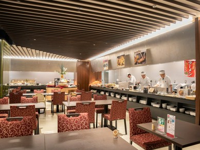 落ち着いた店内で、四季を感じる贅沢な会食タイム