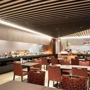 ファミリーに優しいバリアフリーの設計で、お子様用の椅子や食器も完備。素材にこだわった料理は、小さなお子様にも好評です。和洋中の豊富な料理で、幅広い年代のゲストが満足できます。