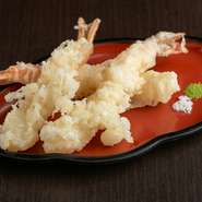 天ぷら、握り寿司、ステーキをはじめとする実演メニューが【嵯峨野】のウリ。料理人が目の前で調理するライブ感は格別で、出来立ての料理を堪能できる魅力があります。昼も夜も、ぜひこの贅沢な体験を楽しんで。