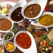 こだわり抜いたスパイスを調合し、じっくりと時間をかけて煮込んだお店自慢のオリジナルカレー。深いコクと豊かな風味が特徴で、【嵯峨野】独自の味わいに魅了されます。