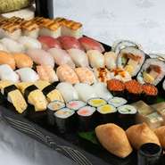 ゲストの目の前でつくる実演コーナーがあります。天ぷら、ステーキ、握り寿司などの料理を、出来立てで食べられる贅沢さを体験してみませんか。ライブ感とともに、最高級の一皿を。