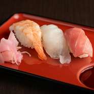 既製品はほとんど使わずに、一から全部手づくりしている料理が多いところが一番のポイント。コロッケ一つとっても、全部自家製です。夜は、毎日鮮魚店から仕入れる新鮮な刺身も味わえます。