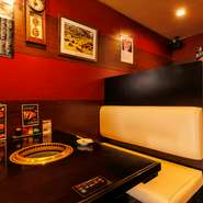 店内は換気対策も万全。ニオイを気にすることなく、落ち着いて食事を楽しめます。1階のボックスソファ席は、普段使いのデートに、2階の完全個室席は、誕生日などの記念日デートにおすすめです。