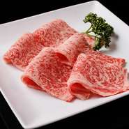 綺麗なサシの入ったA4・A5等級の神戸牛や但馬牛など、厳選された目利きで選ばれた上質なお肉を使用。また、新鮮な野菜や魚介類など、季節ごとにこだわりの食材を仕入れています。