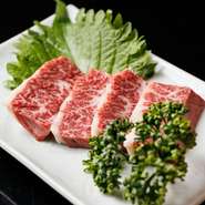 店主の目利きにより、厳選された中でも特に霜降りの効いた、わずかしか取れない極上の部位を提供してくれます。次元が違う旨味とコクが味わえる、数量限定メニューです。