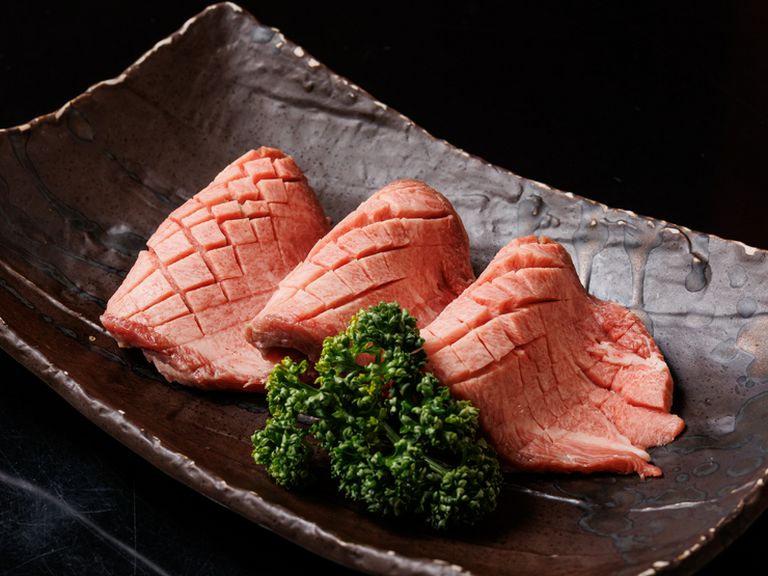 上質の国産黒毛和牛のタンを、豪快に厚切りで『特上塩タン厚切』