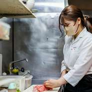 上質な厳選肉を大切に扱い、部位によってカットの仕方も工夫しながら、丁寧に美しく盛り付けることを心がけています。また、笑顔の溢れる清々しい接客で、居心地のよい店づくりをしています。