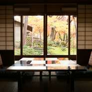 当館は全室畳敷の個室となっております。高いテーブルとイスのお客様が昨今は多いですが、ご希望があれば低いテーブルと座椅子、またはお膳でも対応可能です。