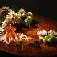 大切なパートナーとの記念日をはじめ、家族・友人の人生の節目やお祝いごとに提案したい一軒。気品あるくつろぎの空間と四季の料理で、特別な日に彩りを与えてくれます。