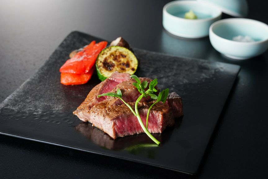 時代を越えて受け継がれた空間に、器までこだわった料理の数々