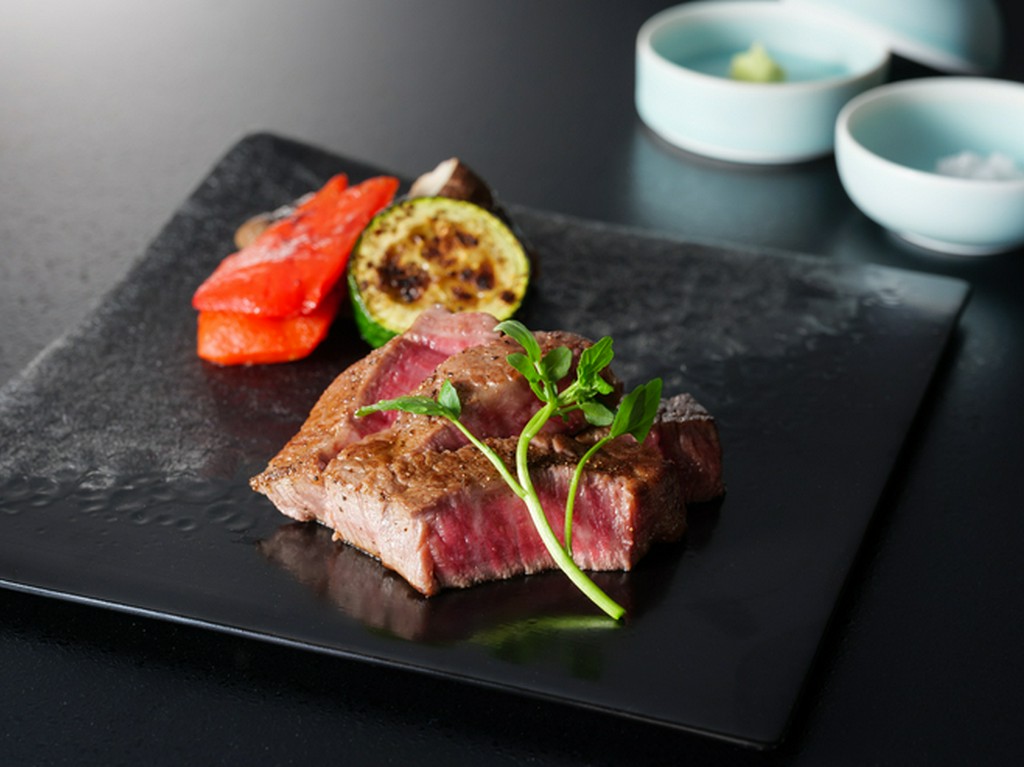 時代を越えて受け継がれた空間に、器までこだわった料理の数々