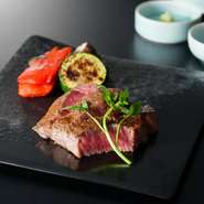 創業から時代を越えて守り継がれた名建築もまた見応えあり。食材はもちろん、器も地元の作品を積極的に取り入れることで、この地ならではの食の恵みを表現しています。