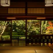 伝統美と四季の味覚が織りなす空間は、大切な人との特別な夜にふさわしい舞台です。お部屋は完全個室、さらに全部屋庭に面しておりますので2人だけのロマンティックな雰囲気をお愉しみください