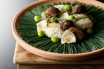 香り豊かに味わう、秋の恵み『鱧と松茸の焙烙焼き』