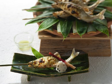 串打ちからの臨場感も楽しめる、夏の風物詩『鮎の串焼き』