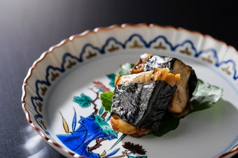 「田舎家」で食したい逸品。五感を満たす『岩牡蠣の磯辺焼き』