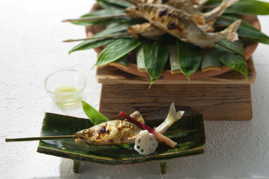 五感を刺激する、夏限定の食体験『鮎の串焼き』