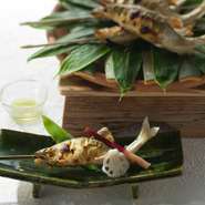 味だけでなく、目や鼻と五感すべてを楽しませる食体験を提供。夏限定で提供される『鮎の串焼き』は、天気の良い日は串打ち、炭焼きまでをも目の前で楽しめる逸品です。