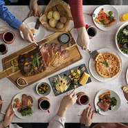 新鮮なお肉や魚、多彩な野菜を使用したサラダ、スイーツなどを楽しめるのがランチビュッフェの魅力。キッズチェアの備えやベビーカーでも利用可能な広めのテーブルも用意されています。