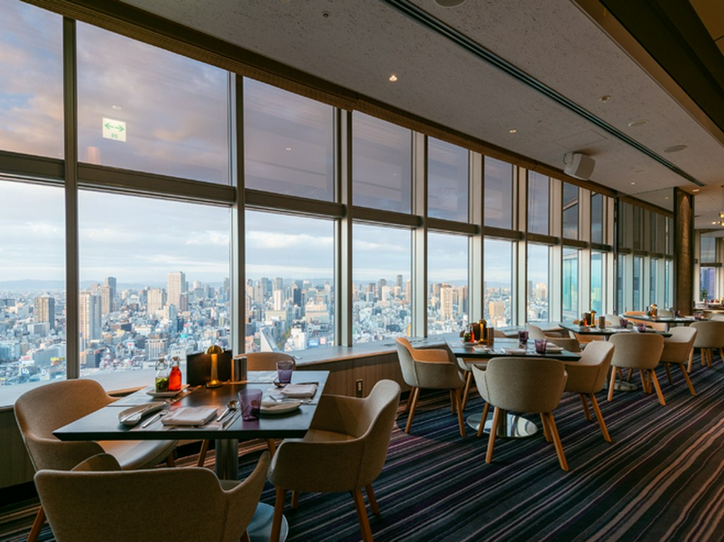 大阪市街が広がるパノラマビューを眺める特別な時間