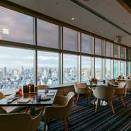 ホテル最上階、地上147mに位置するシグネチャーレストランです。大阪市街が広がるパノラマビューは昼夜を問わず絶景。時間と共に変わる景色を眺めながら、穏やかに食事を満喫できます。
