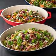 地元や契約農家から仕入れる旬の食材を活かした季節メニューは、サステナビリティへの想いが表現された自然の恵みそのものです。水耕栽培菜園「The Sky Farm」では、野菜やハーブを農薬不使用で栽培します。