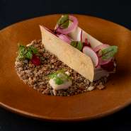 水耕栽培菜園「The Sky Farm」の新鮮な野菜やハーブを活かしたメニューが自慢。季節をテーマとしたランチビュッフェでは、グルメピザや各国の料理、名物のスイスチョコレートなども登場します。