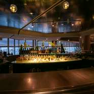 大きな窓から広がる大阪市街の絶景が素晴らしく、夜景は特別な時間を演出。レストランの中央に位置する【バー36】では、ミクソロジストがつくる個性豊かなカクテルとも出合えます。