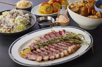 厳選されたプレミアムステーキに舌鼓を