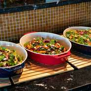 季節を感じられる温かい料理とデザート、水耕栽培菜園「The Sky Farm」からの新鮮な野菜と旬の食材を使用した豪華なビュッフェ。ロースト・低温調理・グリルなど、さまざまな調理法を用いた食材と共に楽しめます。