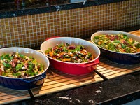 季節を感じられる温かい料理とデザート、水耕栽培菜園「The Sky Farm」からの新鮮な野菜と旬の食材を使用した豪華なビュッフェ。ロースト・低温調理・グリルなど、さまざまな調理法を用いた食材と共に楽しめます。