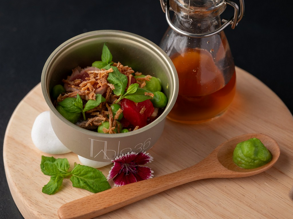 彩りをプラスしてくれる、みずみずしい採れたてのハーブ