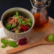 レストランのエントランスに設置している水耕栽培菜園「The Sky Farm」からハーブを摘んでいます。採れたてならではの風味は格別。新鮮な状態でそれぞれの特徴や食感をダイレクトに堪能できます。