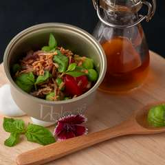 彩りをプラスしてくれる、みずみずしい採れたてのハーブ